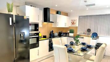 Lemari es besar, microwave, oven, dan kompor