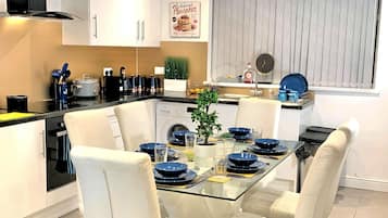 Full-sized fridge, microwave, oven, stovetop
