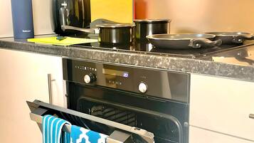 Lemari es besar, microwave, oven, dan kompor