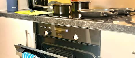 Full-size fridge, microwave, oven, stovetop