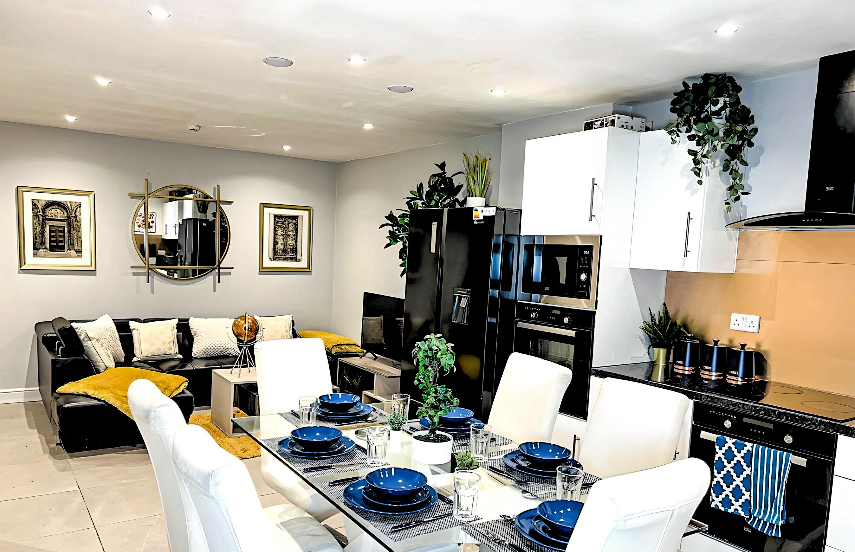 Full-sized fridge, microwave, oven, stovetop