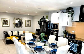 Full-sized fridge, microwave, oven, stovetop - Kunda House Alwold (Birmingham)