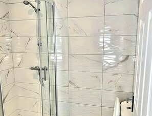 Double Room | Bathroom | Combined shower/tub, rainfall showerhead