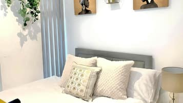 Dilengkapi dengan perabotan berbeda-beda dan meja kerja