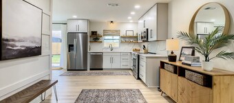 Cypress Inn - Modern home close to Siesta Key