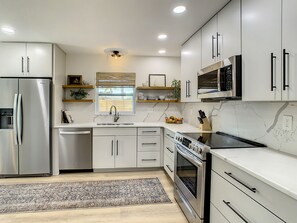 Kühlschrank, Mikrowelle, Ofen, Herdplatte