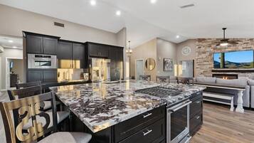 Køleskab, mikrobølgeovn, ovn, kogeplade