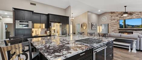 Kjøleskap, mikrobølgeovn, ovn og kokeplater