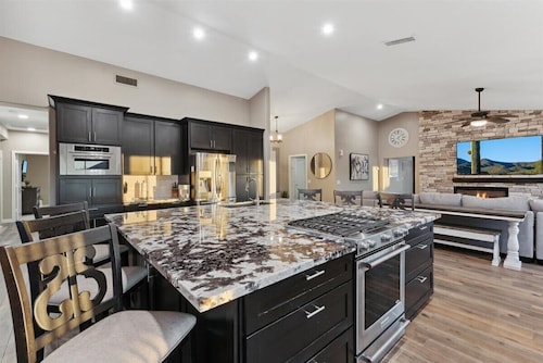 Luxury Home, Beautiful Neighborhood, Spacious for Family, with Pool/Spa. 