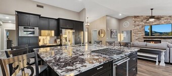 Luxury Home, Beautiful Neighborhood, Spacious for Family, with Pool/Spa. 