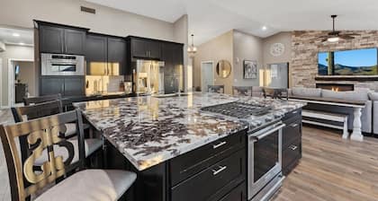 Luxury Home, Beautiful Neighborhood, Spacious for Family, with Pool/Spa.