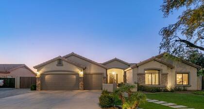 Luxury Home, Beautiful Neighborhood, Spacious for Family, with Pool/Spa.