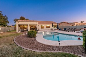 A heated pool - Luxury Home, Beautiful Neighborhood, Spacious for Family, with Pool/Spa.  (Glendale)