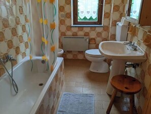 Haartrockner, Bidet, Handtücher, Toilettenpapier