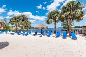 Playa en los alrededores, camastros y toallas de playa 