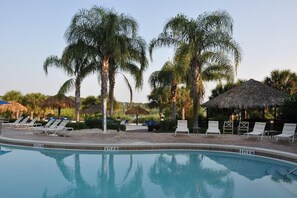 Alberca al aire libre y alberca climatizada