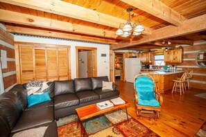 Smart TV, fireplace, books - Gi Gi’s Getaway! 55in tv, Hot tub ! (Townsend)