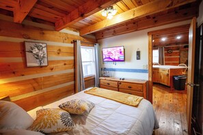2 bedrooms, iron/ironing board, free WiFi, bed sheets - Gi Gi’s Getaway! 55in tv, Hot tub ! (Townsend)