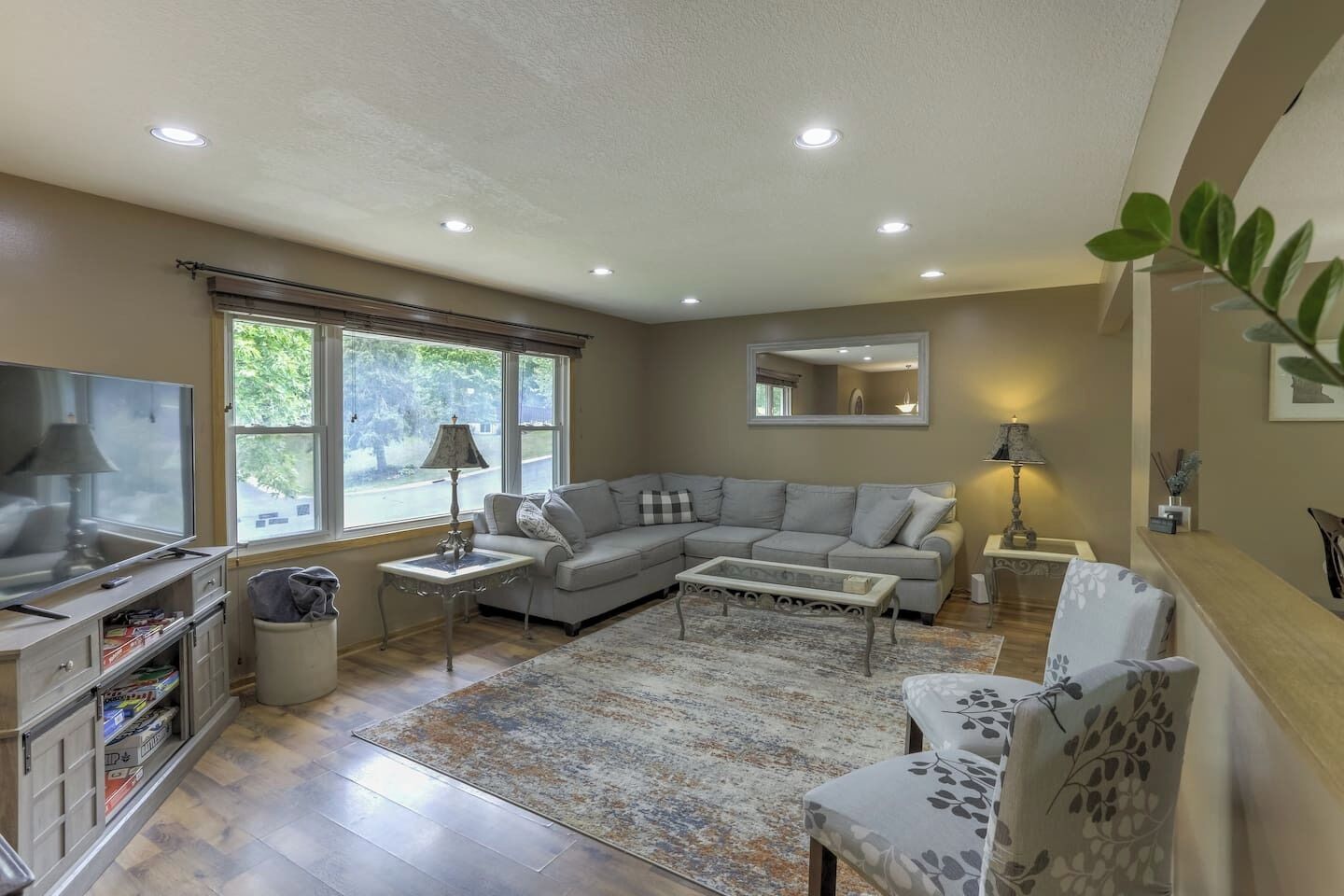 Smart TV, fireplace