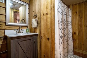 Tina, secadora de cabello, toallas, jabón 