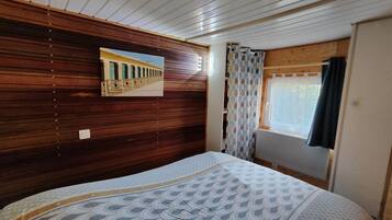 3 soverom, skrivebord, strykejern/-brett og reiseseng for barn