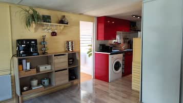 Een koelkast, een microgolfoven, een oven, een kookplaat