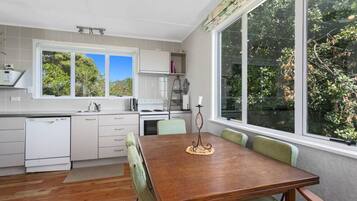 Frigorífico, microondas, placa de cocina y lavavajillas