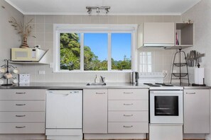 Fridge, microwave, stovetop, dishwasher