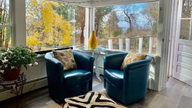 Interior - Hilltop Harborview Tucked in a Private Enclave Just 2 Blocks above Town, Hot-tub (Port Jefferson)