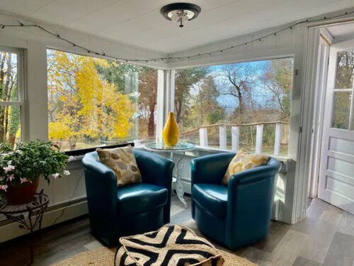 Hilltop Harborview Tucked in a Private Enclave Just 2 Blocks above Town, Hot-tub