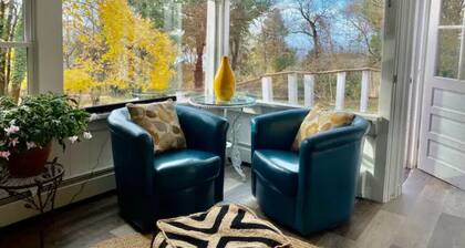 Hilltop Harborview Tucked in a Private Enclave Just 2 Blocks above Town, Hot-tub