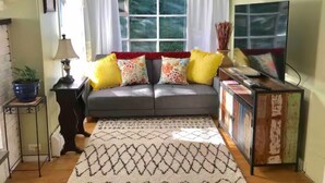 Smart TV, fireplace, stereo - Hilltop Harborview Tucked in a Private Enclave Just 2 Blocks above Town, Hot-tub (Port Jefferson)