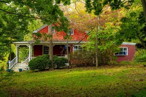 Exterior - Hilltop Harborview Tucked in a Private Enclave Just 2 Blocks above Town, Hot-tub (Port Jefferson)