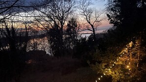 Outdoor spa tub - Hilltop Harborview Tucked in a Private Enclave Just 2 Blocks above Town, Hot-tub (Port Jefferson)