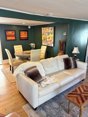 Smart TV, fireplace, stereo