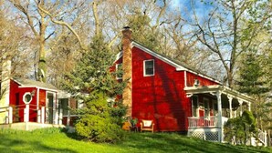 Exterior - Hilltop Harborview Tucked in a Private Enclave Just 2 Blocks above Town, Hot-tub (Port Jefferson)