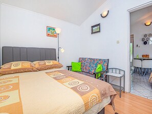 A bedroom with a bed, a desk, and a chair. - Holiday Home Happy Holiday (Rogoznica)
