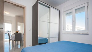 Une chambre à coucher avec un lit, une fenêtre et une vue sur la mer.