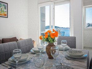 Dining - Apartments Happy Holiday - Two Bedroom Apartment with Balcony (Rogoznica)