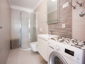 Shower, hair dryer, towels - Apartments Happy Holiday - Two Bedroom Apartment with Balcony (Rogoznica)