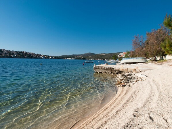 Beach - Apartments Happy Holiday - Two Bedroom Apartment with Terrace (Rogoznica)