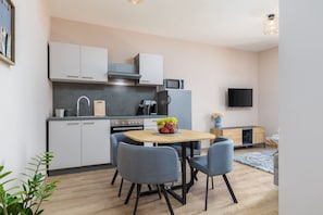 Fridge, oven, stovetop, coffee/tea maker