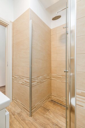 Shower, hair dryer, towels, toilet paper - Modern Apartment with Pool and Garden - Marceta 2 (Fažana)