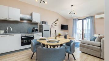 Kjøleskap, ovn, kokeplater og kaffetrakter/tekoker