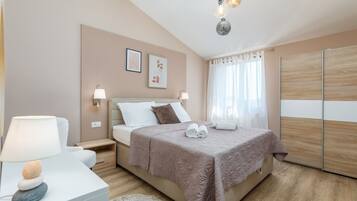 1 soverom, strykejern/-brett, barnesenger og reiseseng for barn