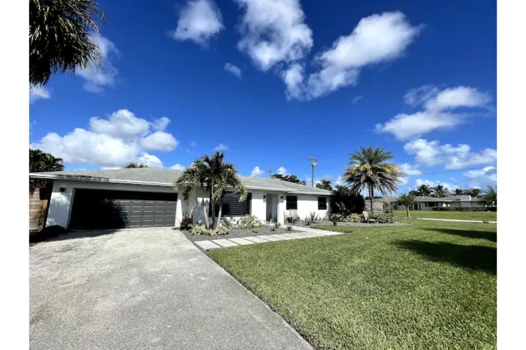 Modern 3 bdrm house 5 min to beach & downtown with private pool
