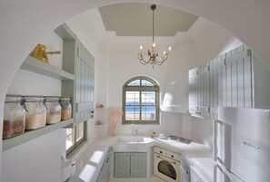 Fridge, oven, stovetop, coffee/tea maker