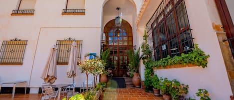 Vista frontal de la propiedad