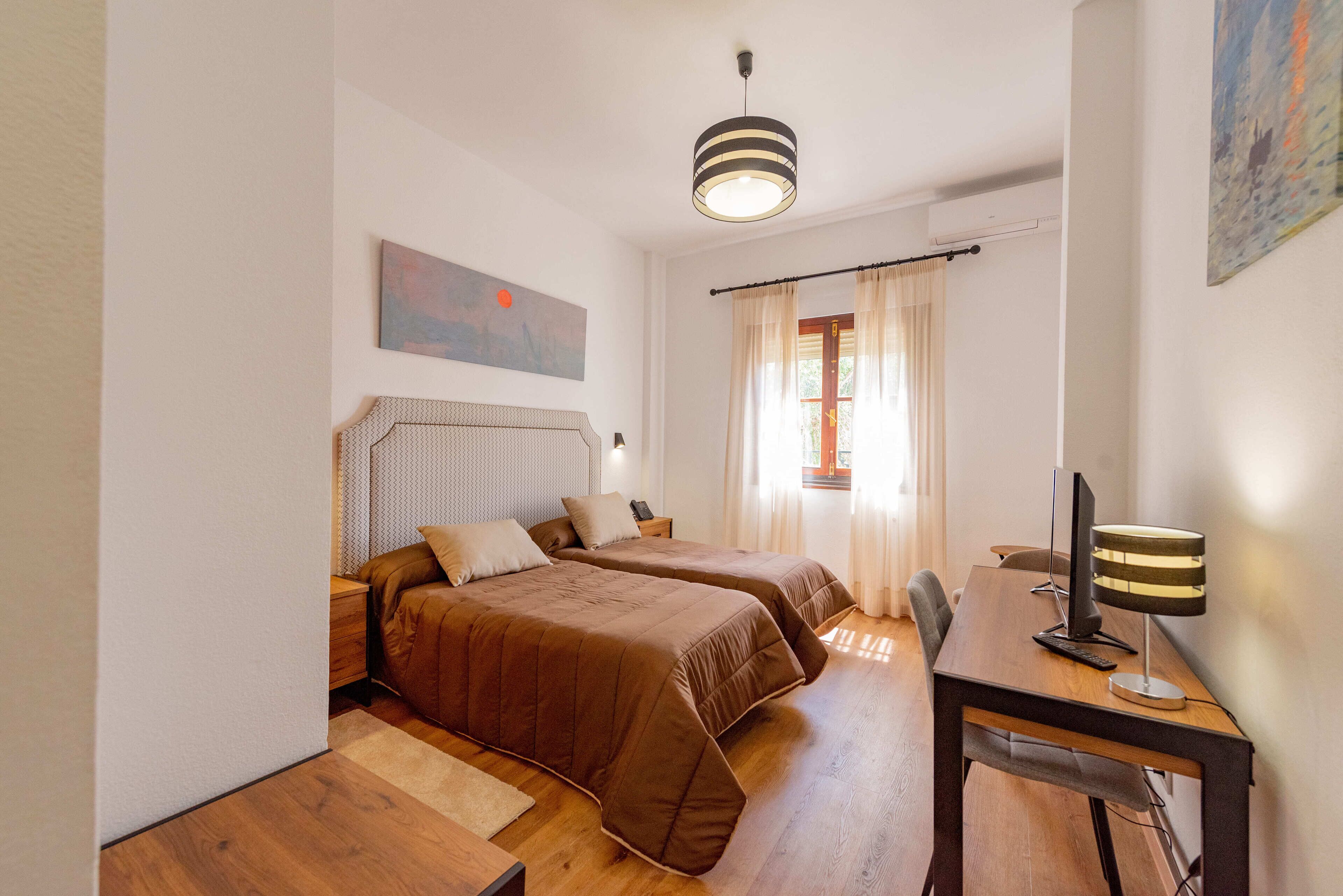 Habitación superior con 2 camas individuales | Escritorio, espacio para trabajar con un portátil, wifi gratis