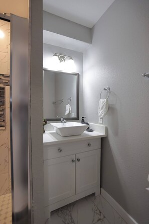 Douche, sèche-cheveux